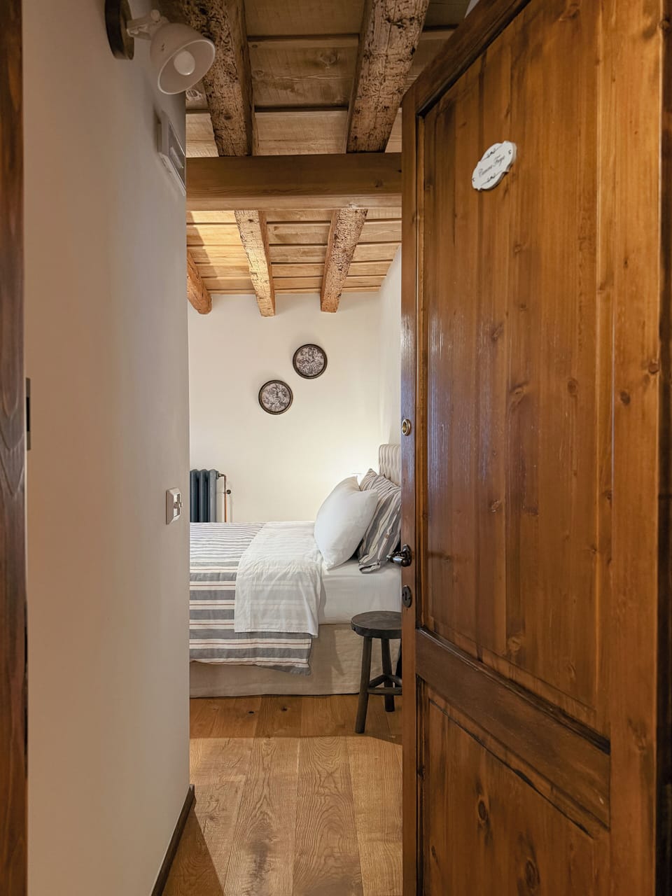 Standard Room, 1 Queen Bed, Private Bathroom, Courtyard View | Down comforters, pillowtop beds, in-room safe, blackout drapes