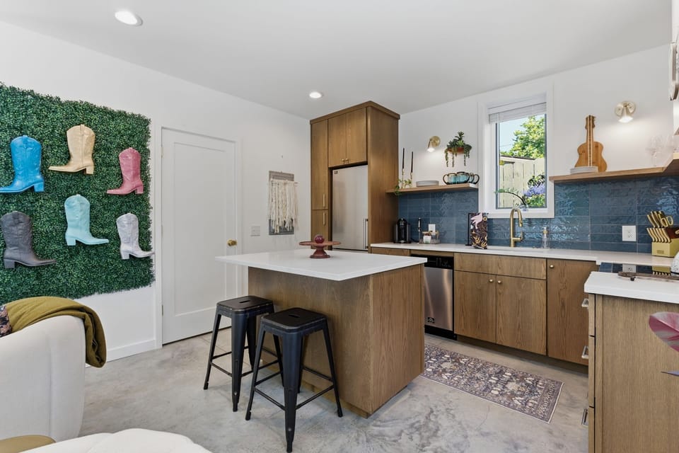 Designed with comfort and creativity in mind, this fully stocked kitchen offers boutique-style charm with artistic Nashville touches throughout.