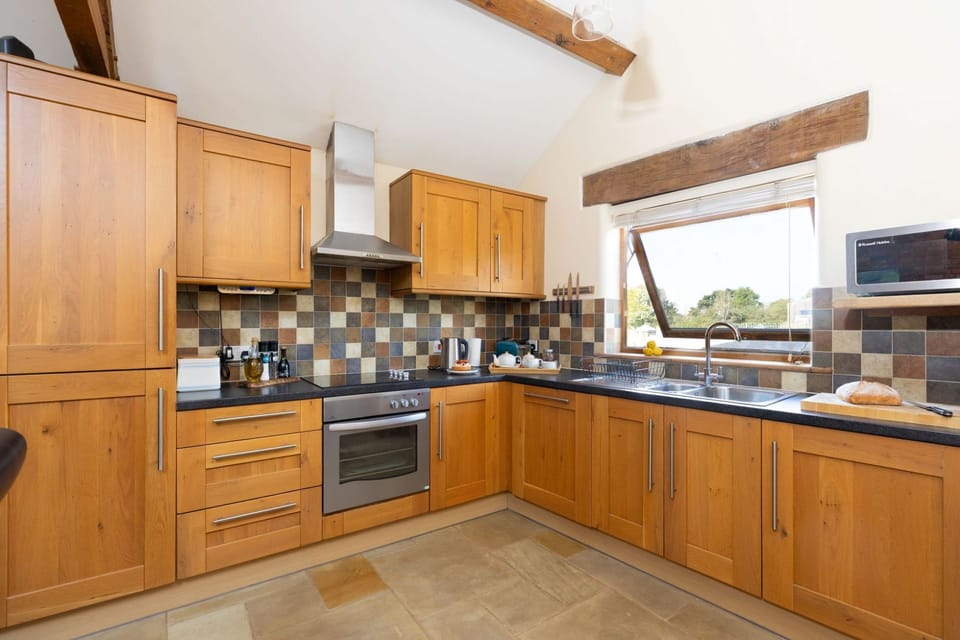 Bramble Barn Kitchen - StayCotswold