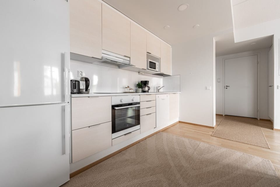 Located right by the entrance, the fully integrated kitchen allows you to easily unpack groceries after a day out. The entryway offers plenty of floor space to take off shoes and jackets comfortably without blocking the path.