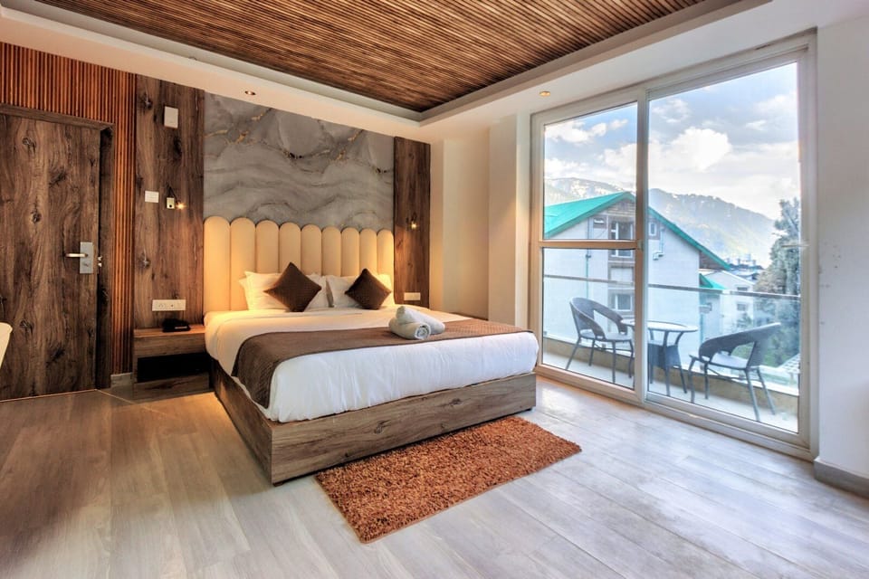 Deluxe Room, Pets Not Allowed | Desk, blackout drapes, iron/ironing board, free WiFi