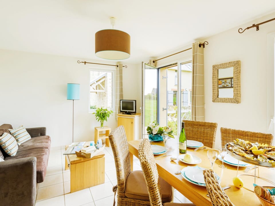 Cottage | Dining