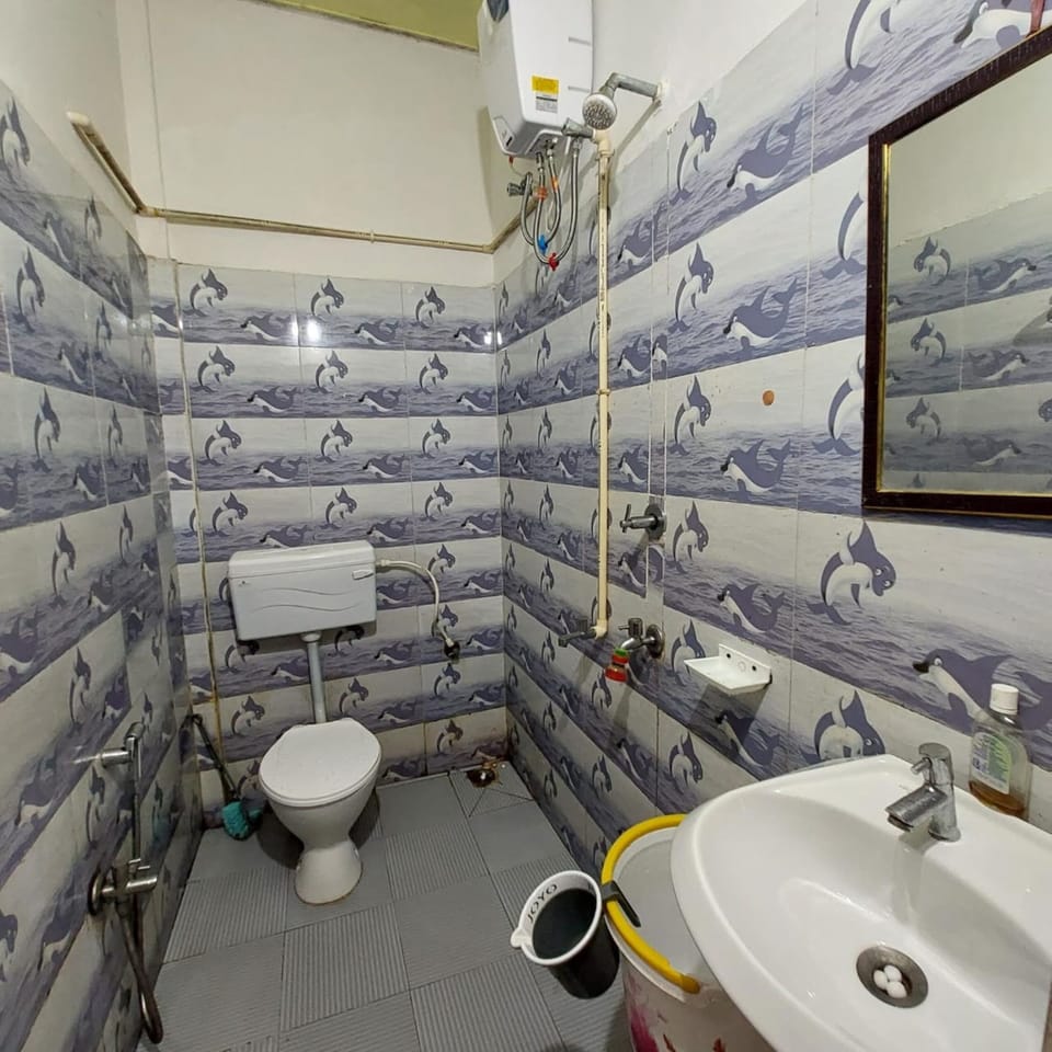 Shower, free toiletries, towels
