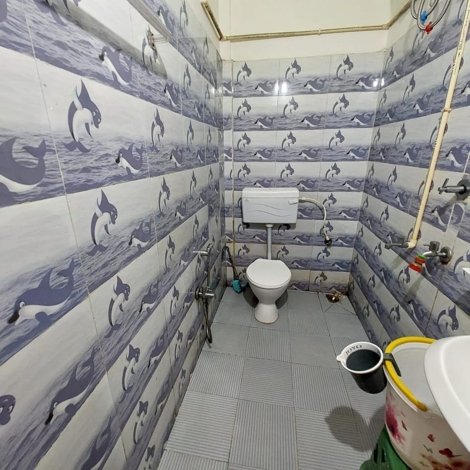 Shower, free toiletries, towels