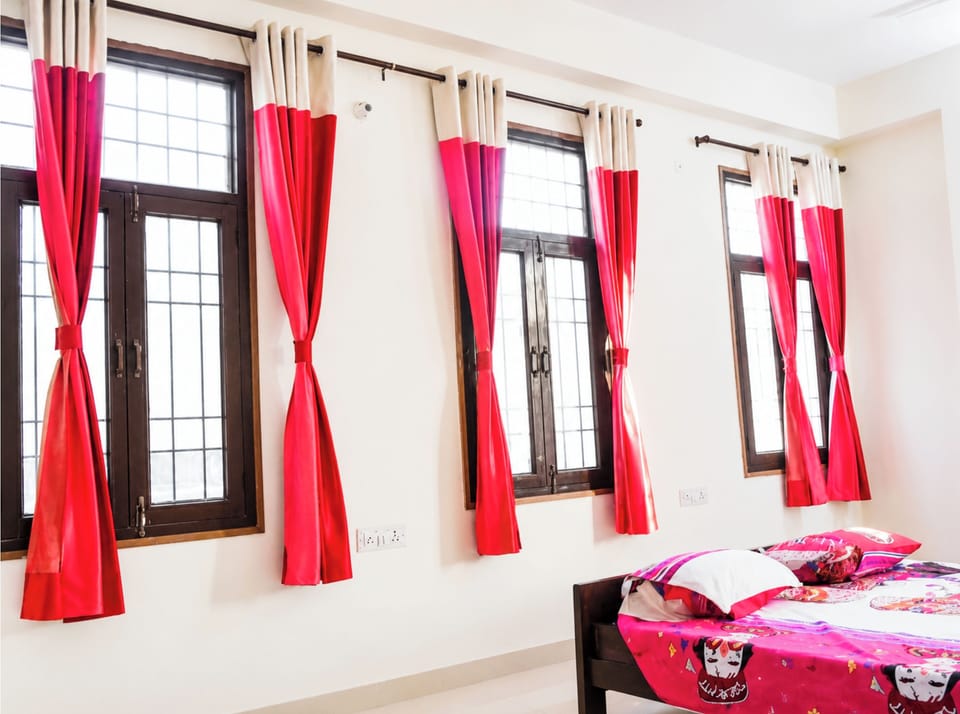 Hypo-allergenic bedding, desk, soundproofing, free WiFi