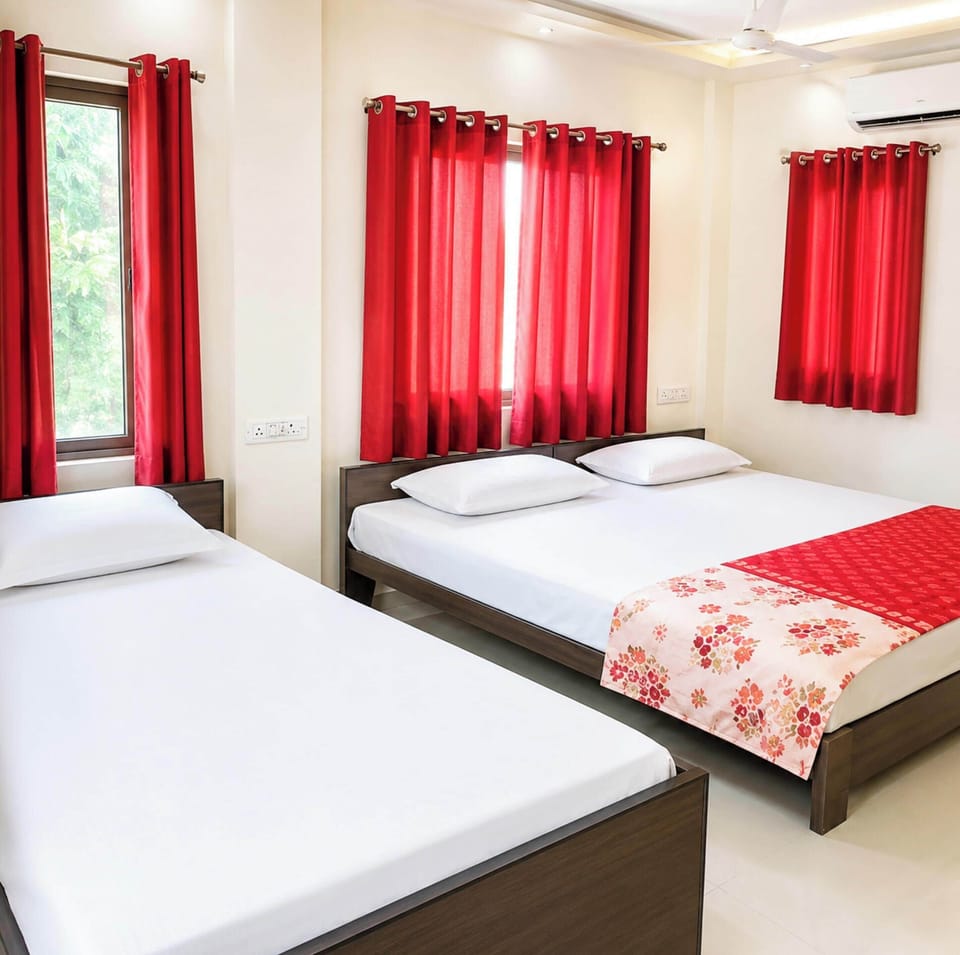 Deluxe Triple Room, Air conditioning | Hypo-allergenic bedding, desk, soundproofing, free WiFi