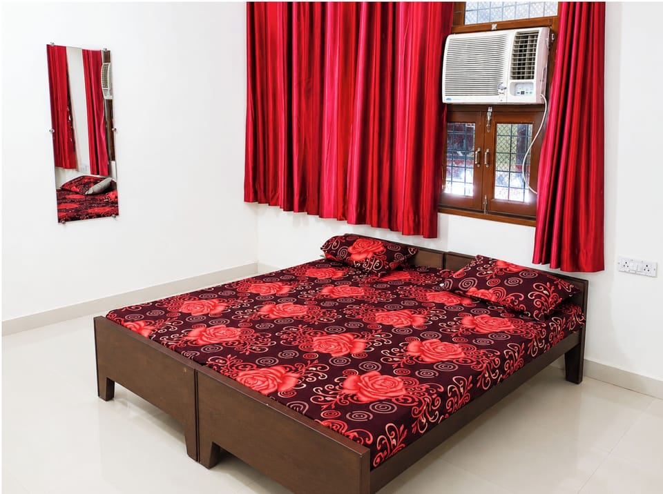 Deluxe Double Room, Air conditioning | Hypo-allergenic bedding, desk, soundproofing, free WiFi
