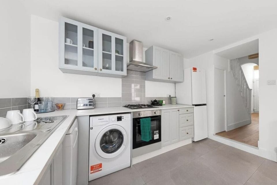 Comfort House, Garden View | Private kitchen | Full-size fridge, microwave, oven, stovetop
