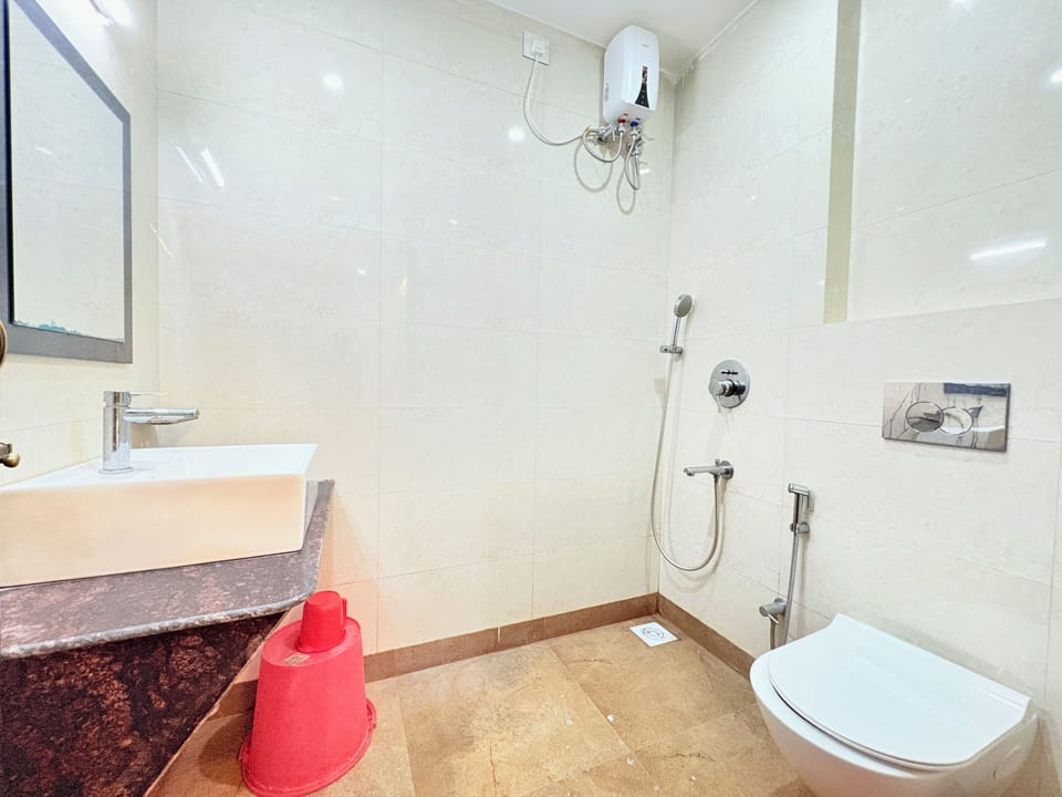 Premium Double Room, City View | Bathroom | Shower, free toiletries, towels
