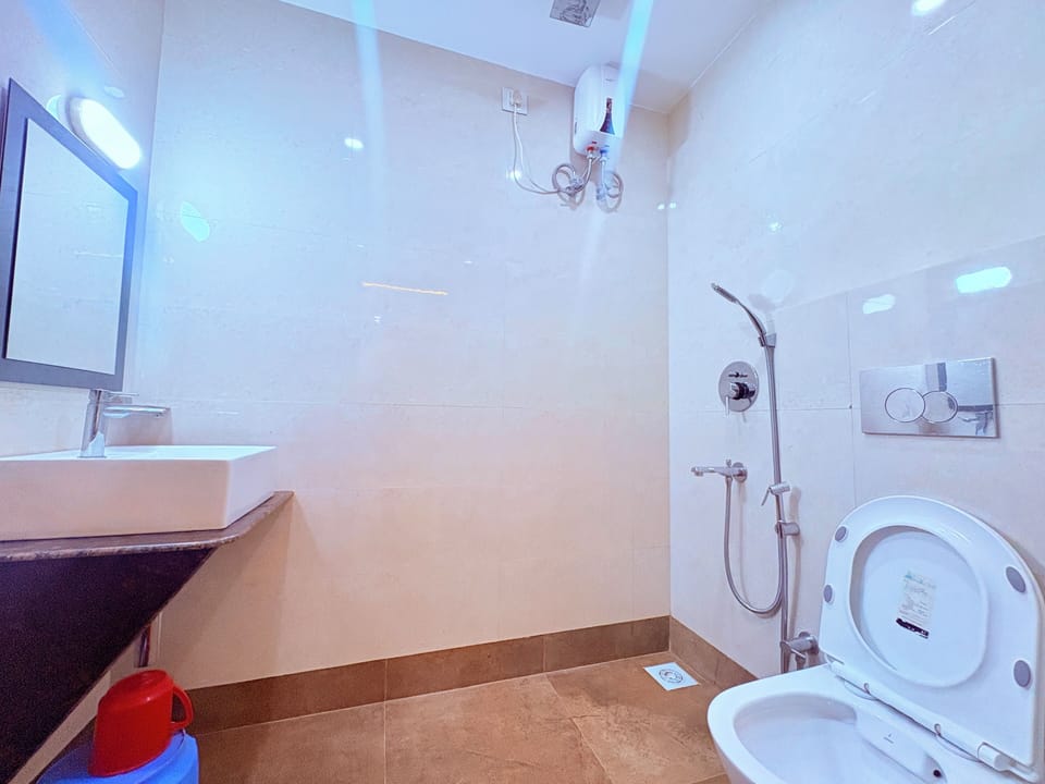 Premium Triple Room, City View | Bathroom | Shower, free toiletries, towels