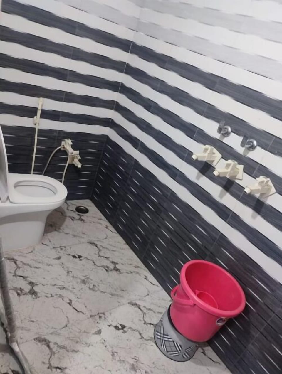 Shower, free toiletries, towels