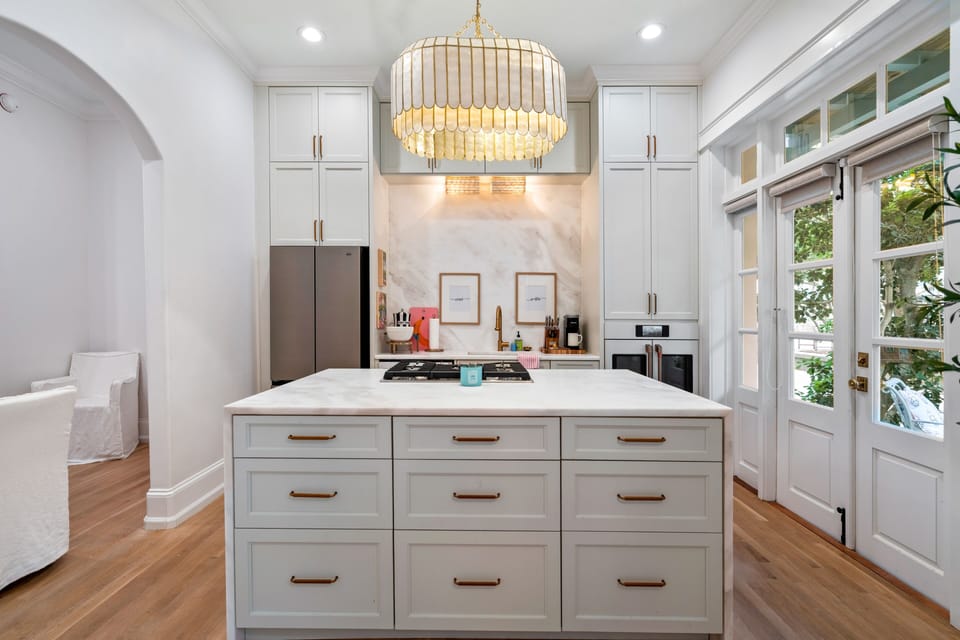 BEAUTIFUL OPEN KITCHEN WITH FRENCH DOORS TO RUSKIN PLACE