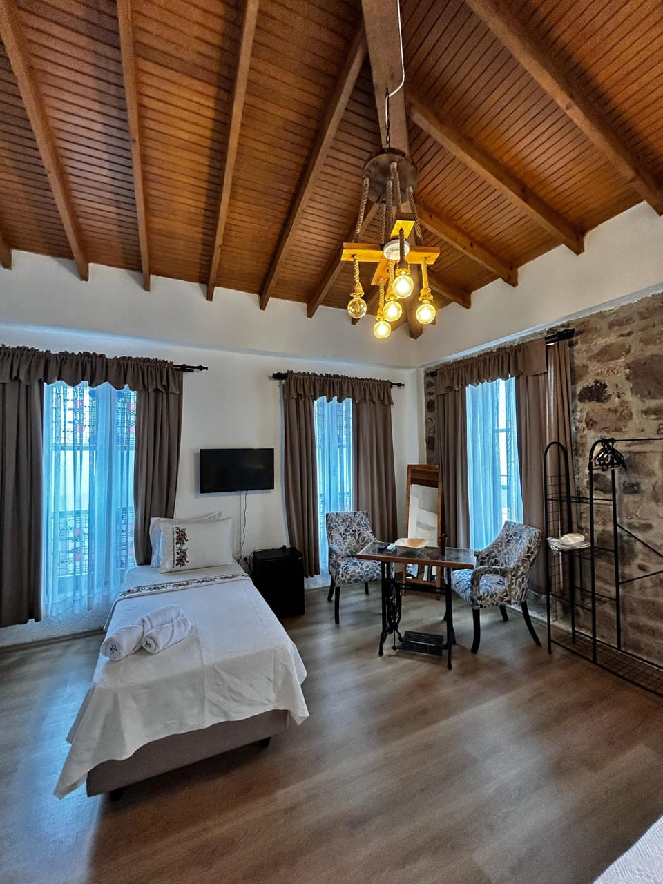Luxury Quadruple Room | Desk, laptop workspace, blackout drapes, soundproofing