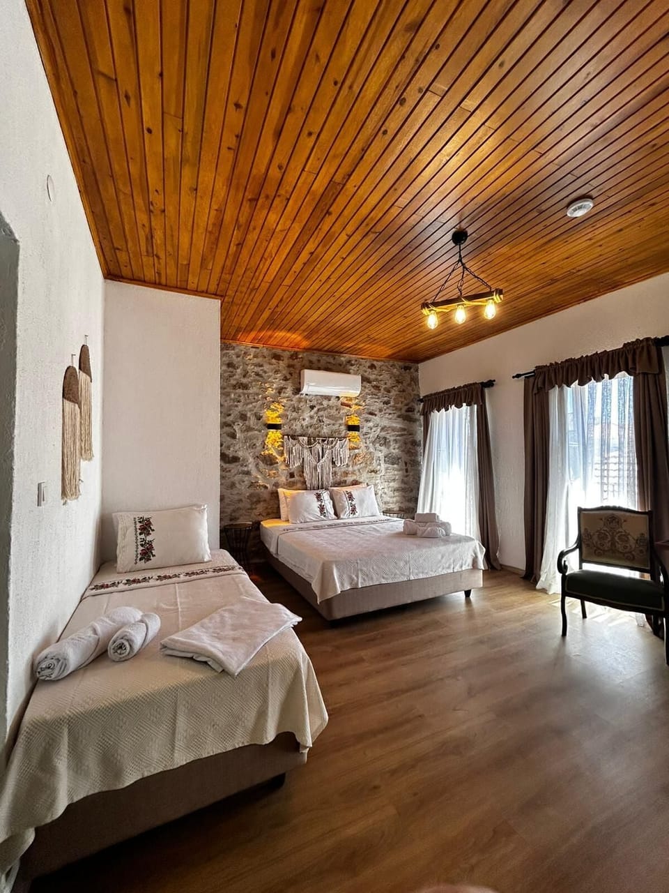 Luxury Quadruple Room | Desk, laptop workspace, blackout drapes, soundproofing
