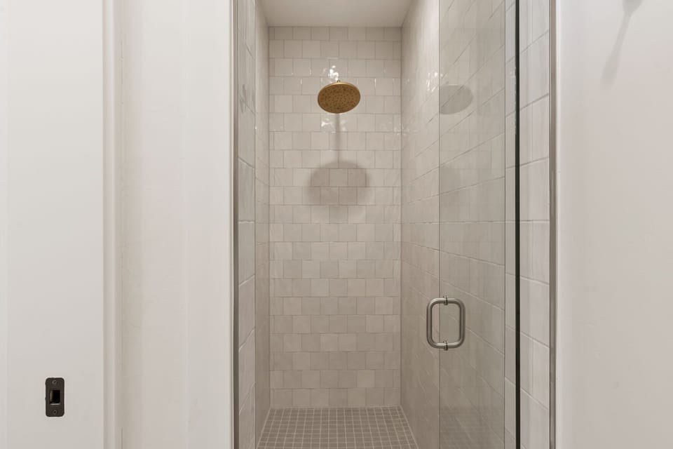 Unit B - Bathroom 