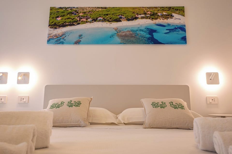 Standard Double Room | Minibar, in-room safe, laptop workspace, soundproofing