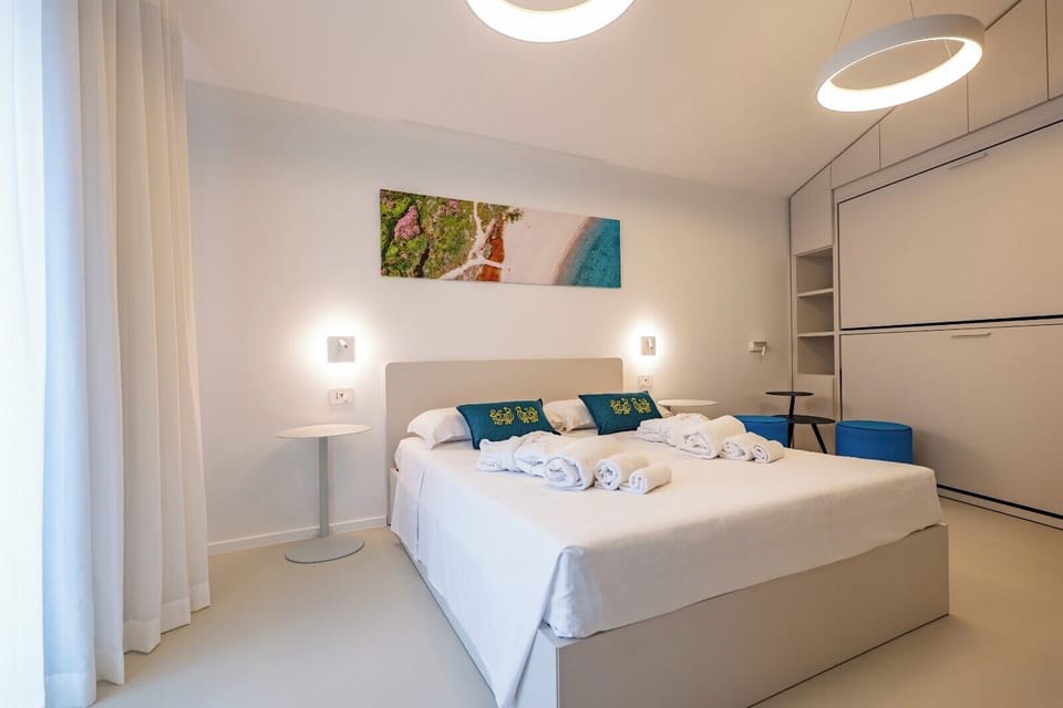 Standard Double Room | Minibar, in-room safe, laptop workspace, soundproofing