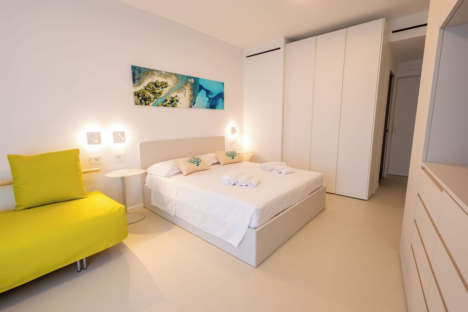 Standard Double Room | Minibar, in-room safe, laptop workspace, soundproofing
