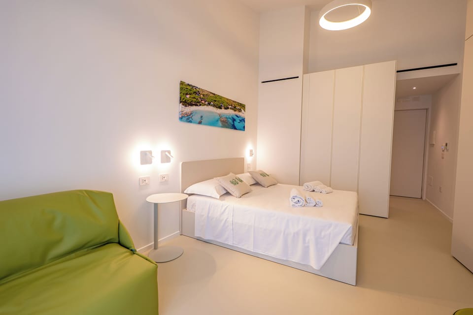 Standard Double Room | Minibar, in-room safe, laptop workspace, soundproofing