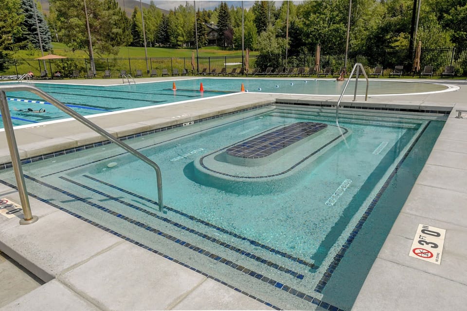 Elkhorn Resort Hot Tub