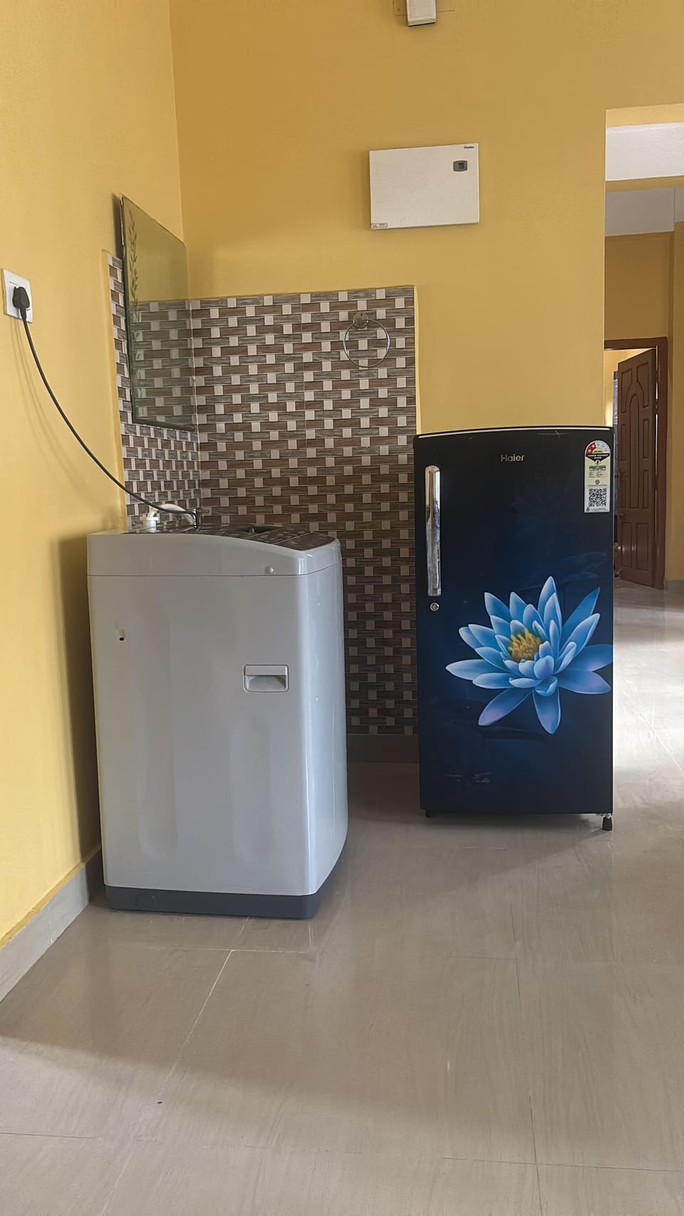 Coffee/tea maker, electric kettle, cookware/dishes/utensils