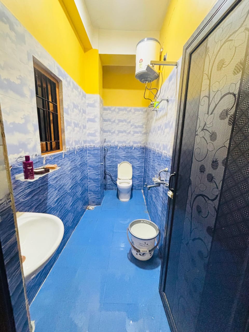 Apartment | Bathroom | Shower, free toiletries, towels
