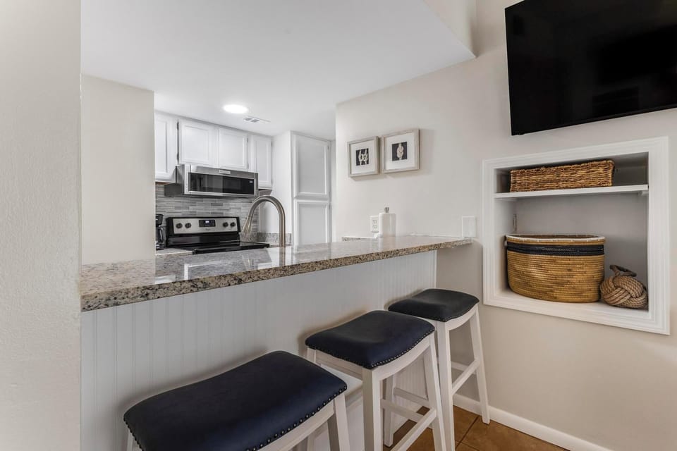 Eat-in kitchen bar seating