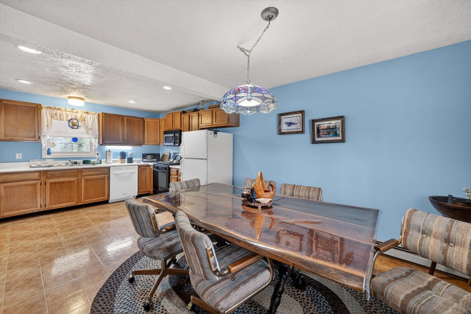 Dining Room, Dining Table, Furniture, Indoors, Room