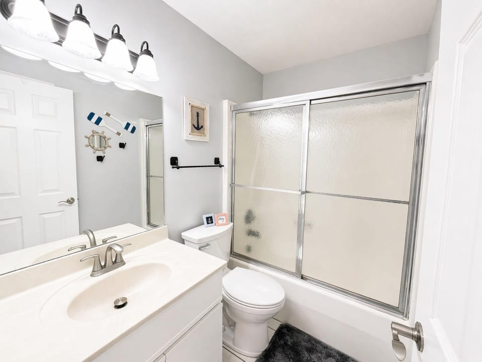 Shared bathroom with shower/tub combo 