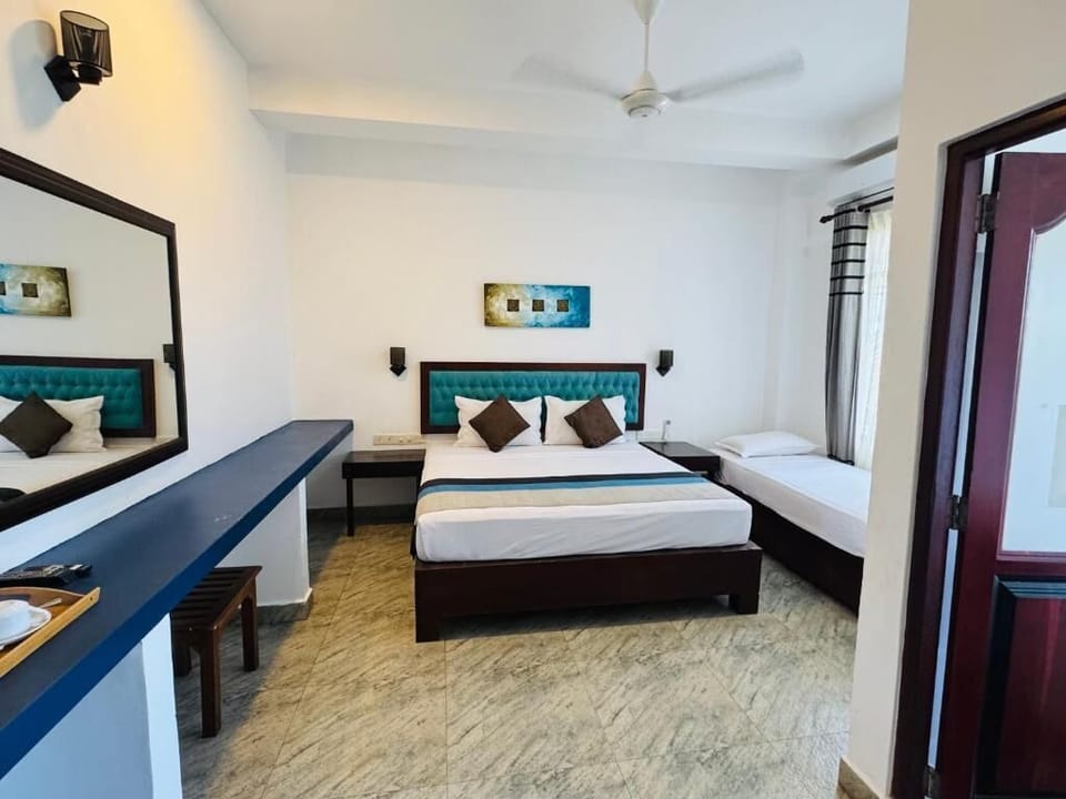 Deluxe Double Room, Balcony, Garden View | Laptop workspace