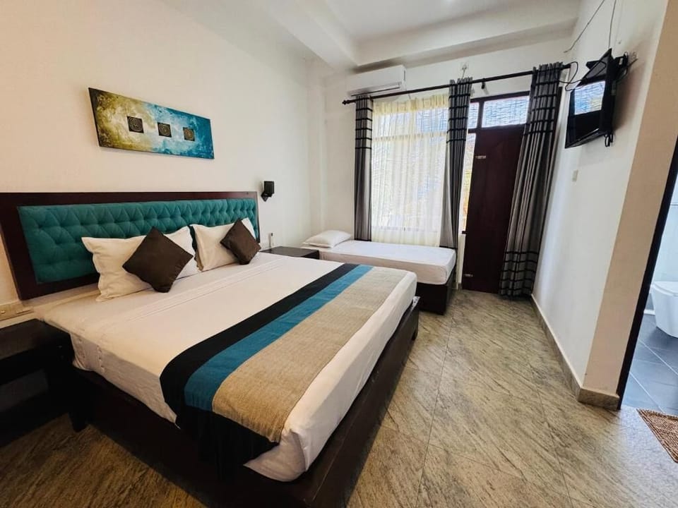 Deluxe Double Room, Balcony, Garden View | Laptop workspace