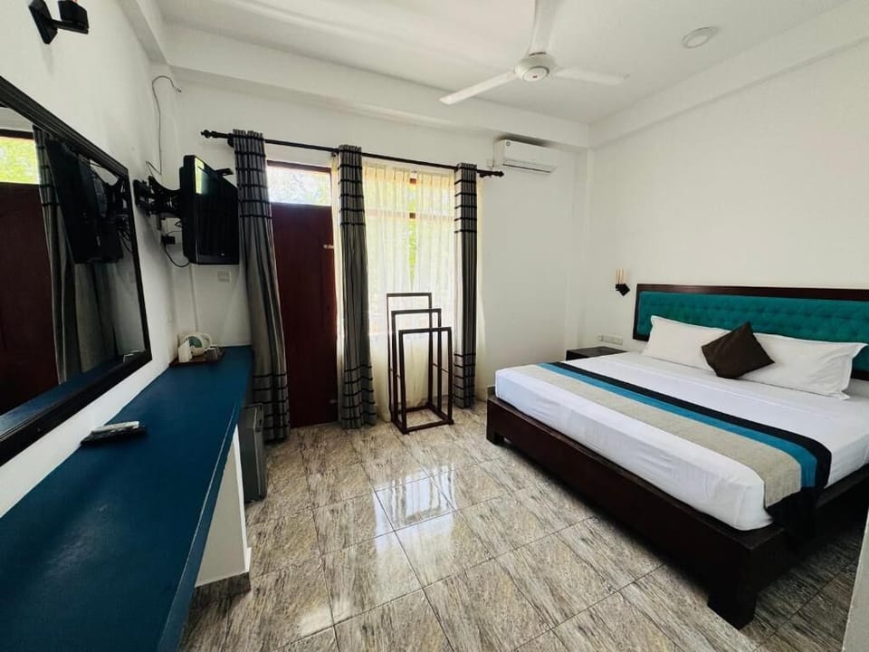 Deluxe Double Room, Balcony, Garden View | Laptop workspace