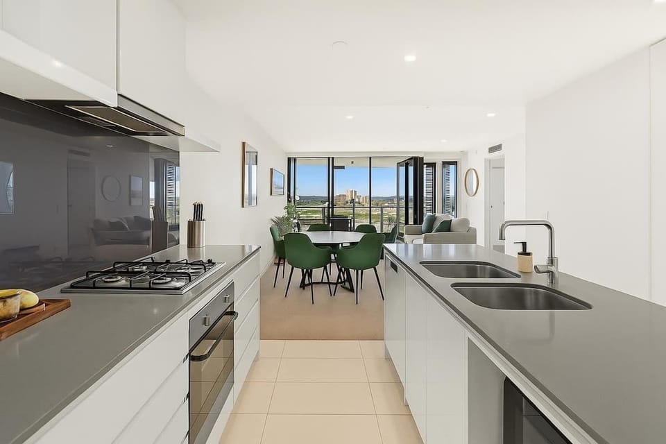 Spacious full kitchen with gas cooktop