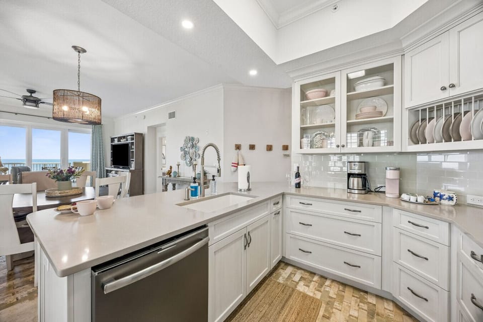 Bright fully equipped kitchen