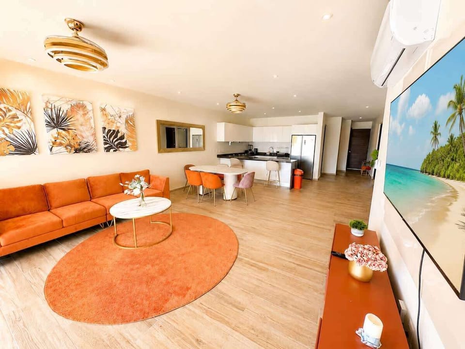 Sala luminosa con diseño cálido, aire acondicionado y espacio para relajarse en grupo.
