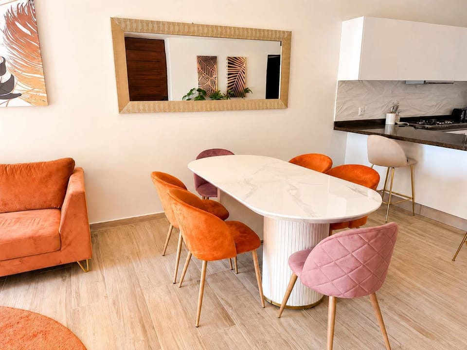 Comedor luminoso junto a la cocina, ideal para disfrutar comidas en casa.