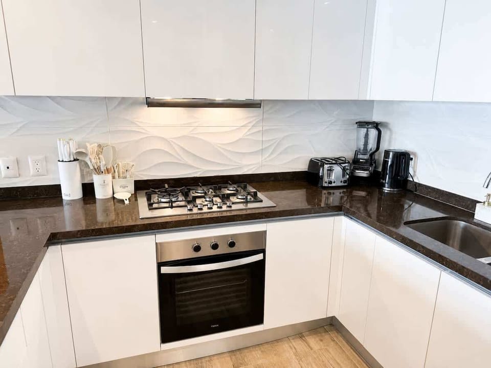 Cocina equipada con electrodomésticos modernos para preparar comidas en casa.