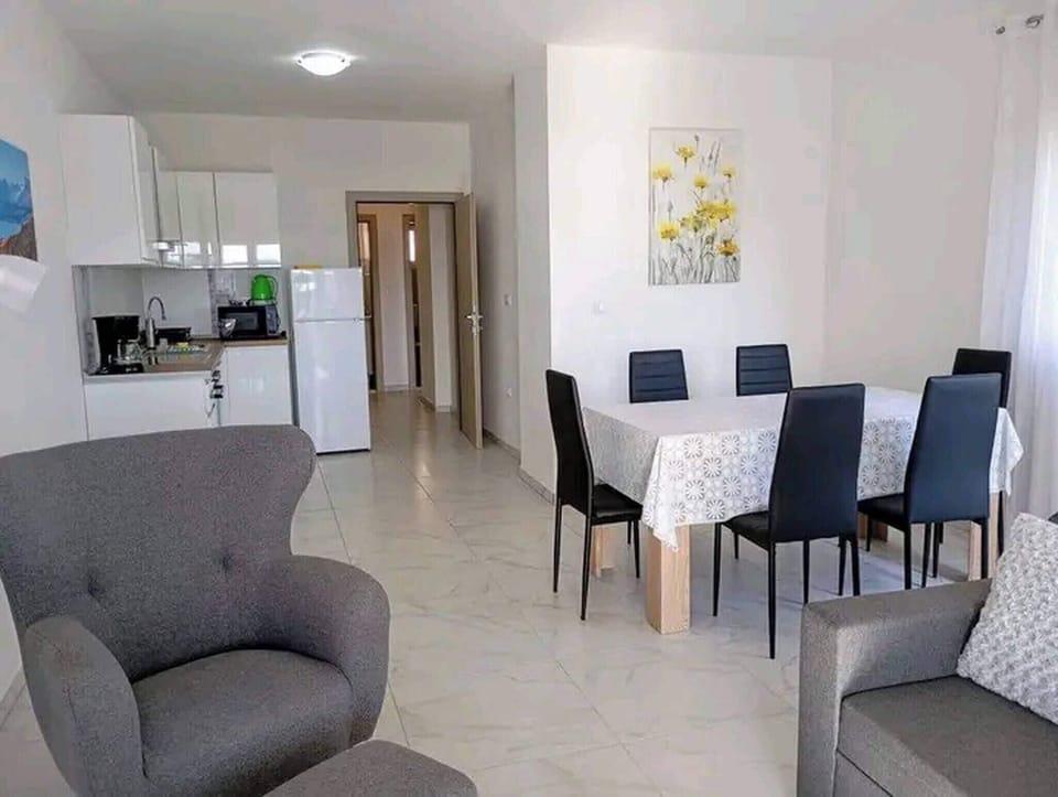 Apartment, 2 Bedrooms, Smoking, Balcony | Dining room