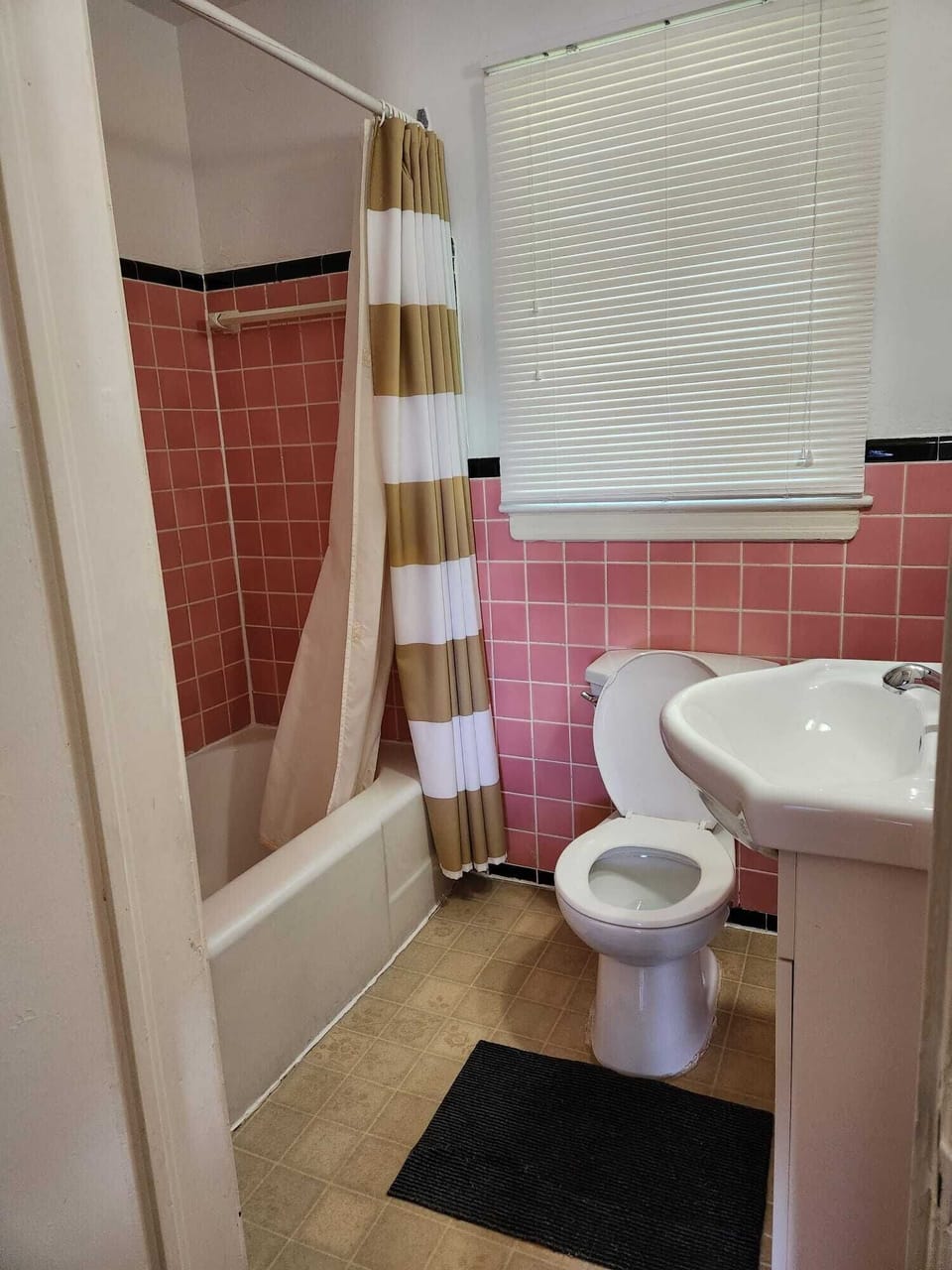 Room, 2 Double Beds, Non Smoking | Bathroom | Combined shower/tub, towels