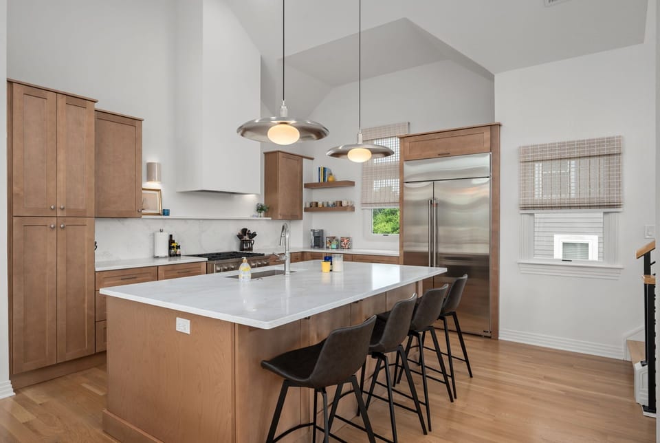 Well-equipped kitchen for entertaining and dining