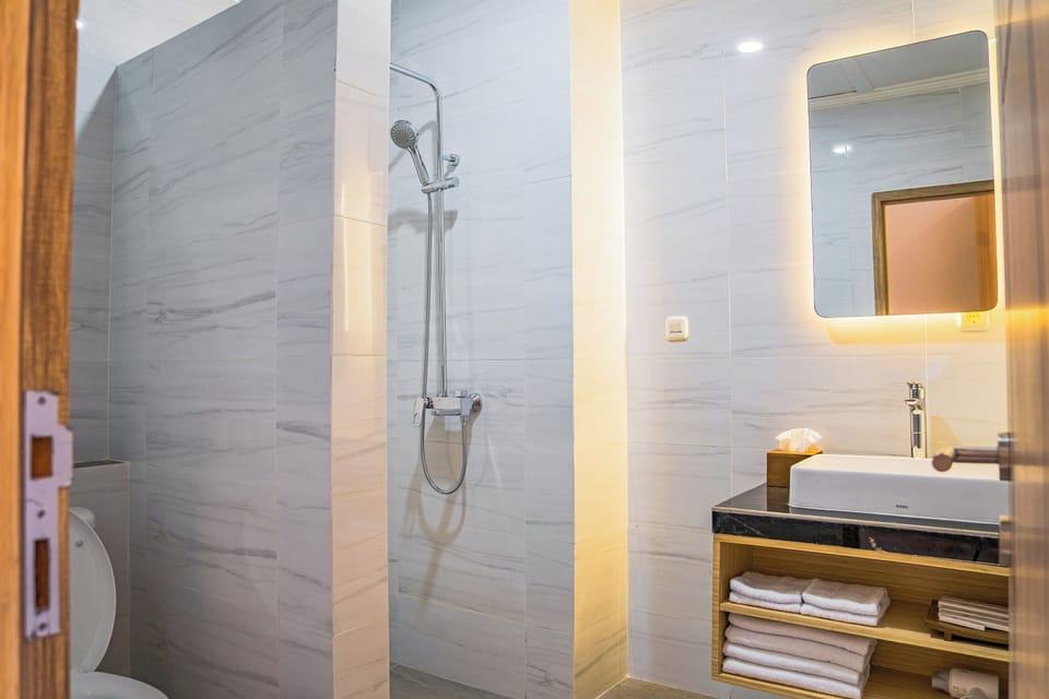 Deluxe Double Room, Balcony, City View | Bathroom | Free toiletries, soap, shampoo, toilet paper
