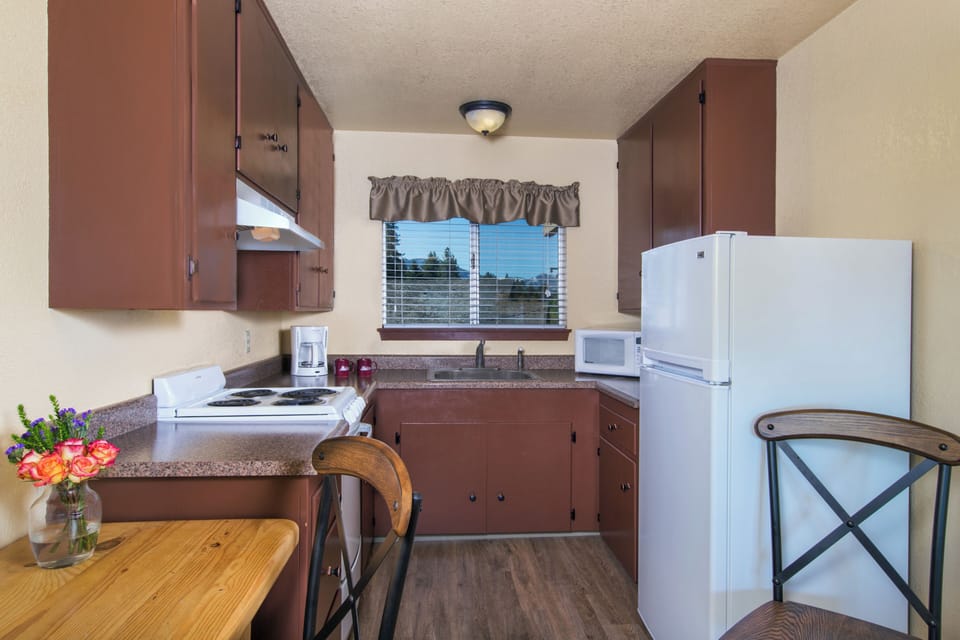 Cook easy meals in the practical, fully equipped kitchen.