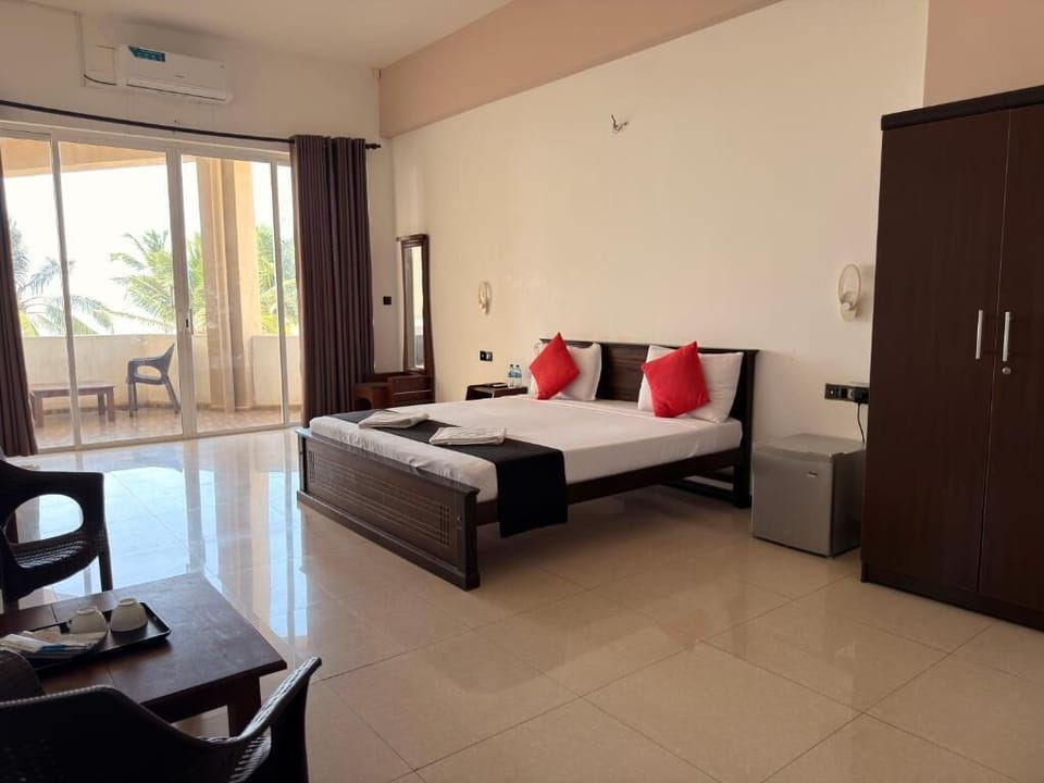 Deluxe Double Room, Balcony, Ocean View | Laptop workspace