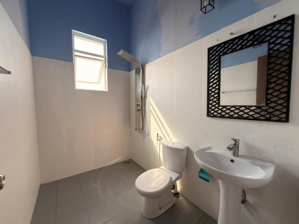 Deluxe Double Room, Balcony, Ocean View | Bathroom | Shower, towels, soap, shampoo