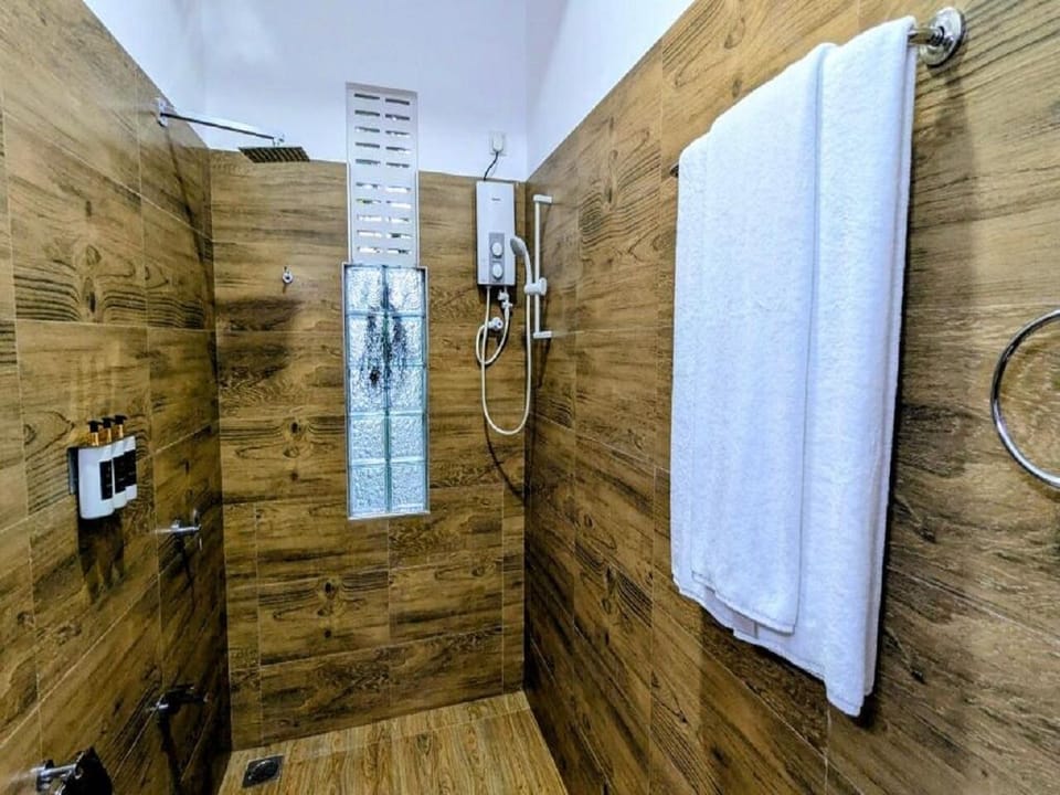 Deluxe Double Room, Balcony, Pool View | Bathroom | Shower, free toiletries, hair dryer, towels