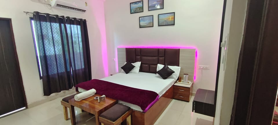 Deluxe Single Room, Balcony, Garden View | Iron/ironing board, free WiFi