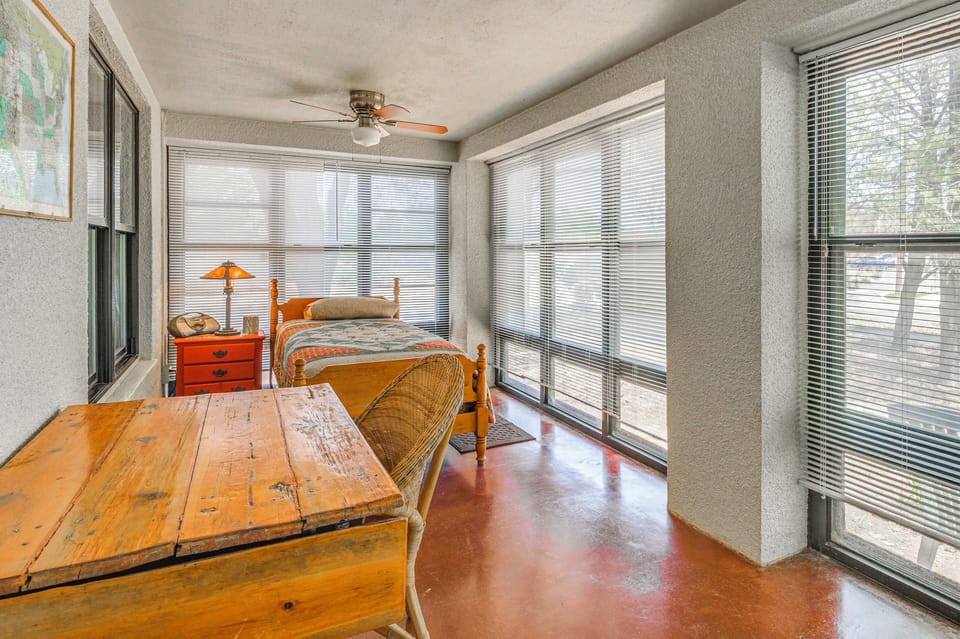 Sunroom | Twin Bed