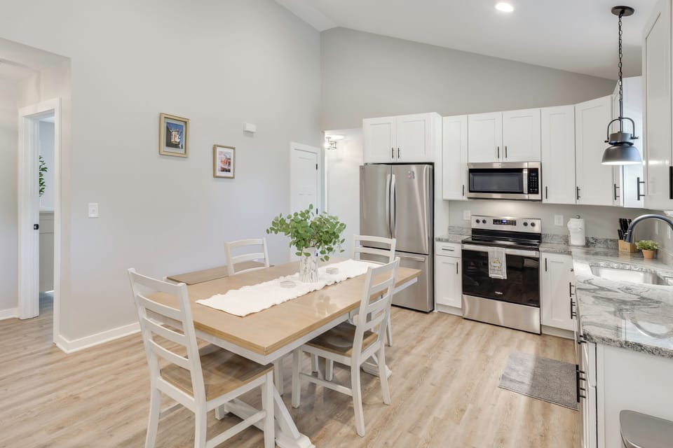 Eat-In Kitchen