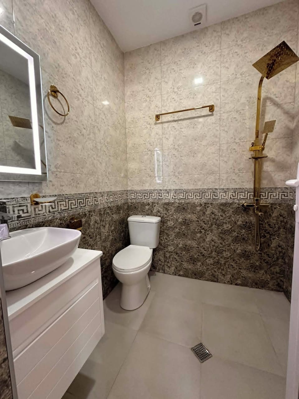 Deluxe Double or Twin Room, Balcony, Garden View | Bathroom | Shower, free toiletries, towels, soap