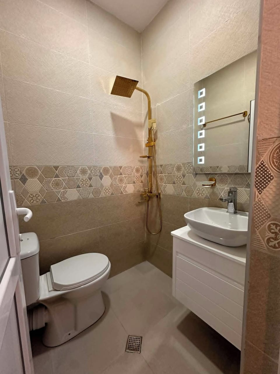Deluxe Double Room, Balcony, Garden View | Bathroom | Shower, free toiletries, towels, soap